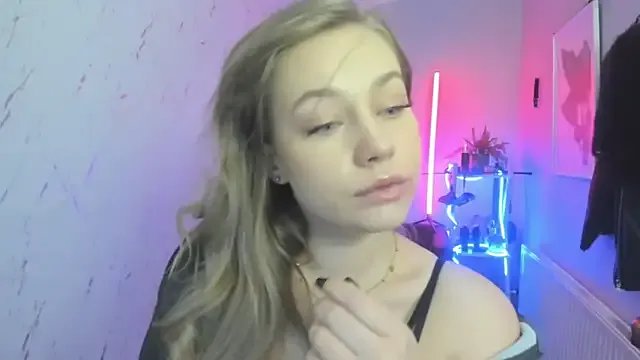 holly_xglam on StripChat 