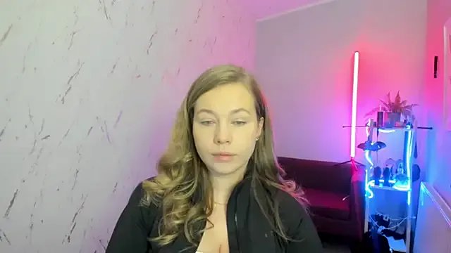 holly_xglam on StripChat 