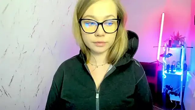 holly_xglam on StripChat 