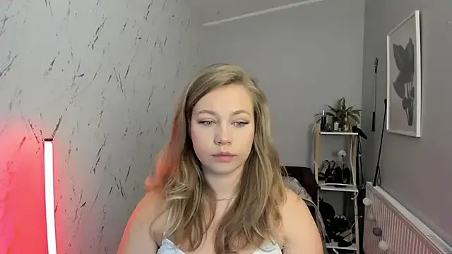 holly_xglam on StripChat 