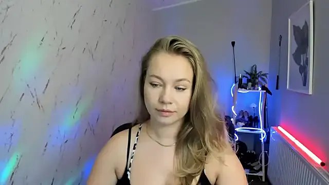 holly_xglam on StripChat 