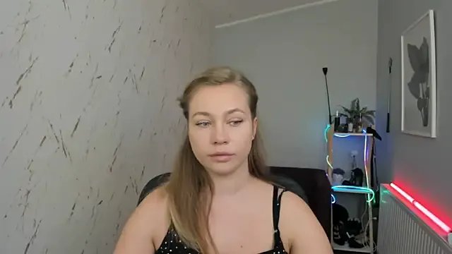 holly_xglam on StripChat 