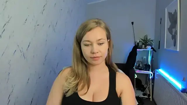 holly_xglam on StripChat 