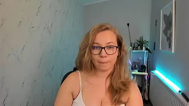 holly_xglam on StripChat 