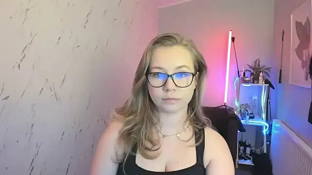 holly_xglam on StripChat 