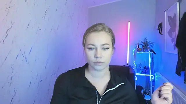 holly_xglam on StripChat 