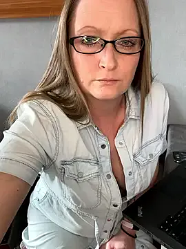 Freechat HoneyBluex on StripChat