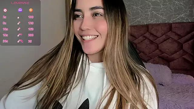Lucia_star__ on StripChat