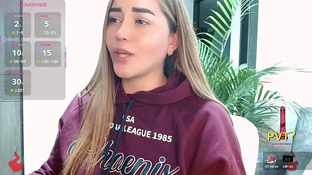 Lucia_star__ on StripChat