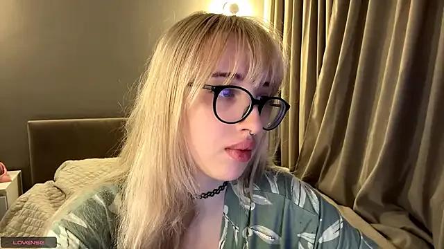 Freechat Milkmoriee on StripChat