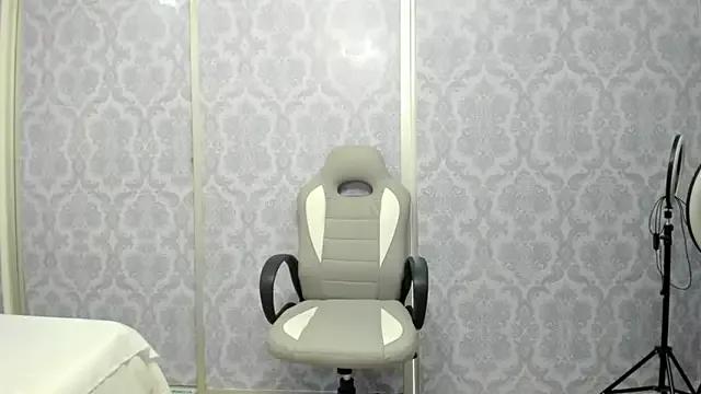 Freechat naughty_milf4u_ on StripChat