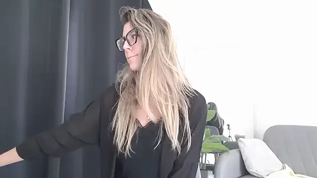 Freechat nicole_98 on StripChat