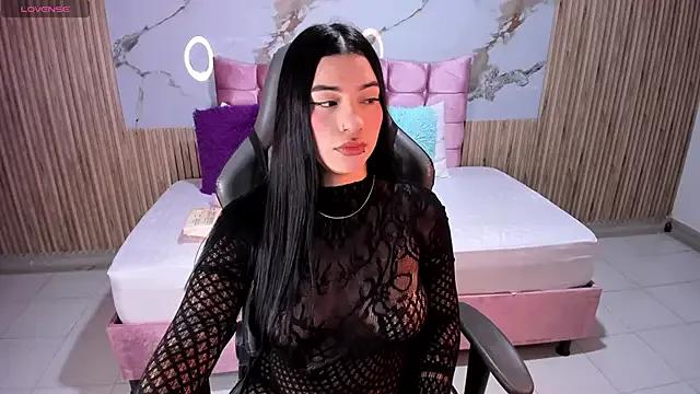 Nicolee19 — remove panty show pussy open