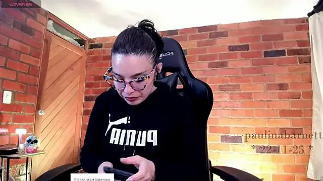 StripChat paulinabarnett- is Freechat paulinabarnett- — of fshirt + off bra