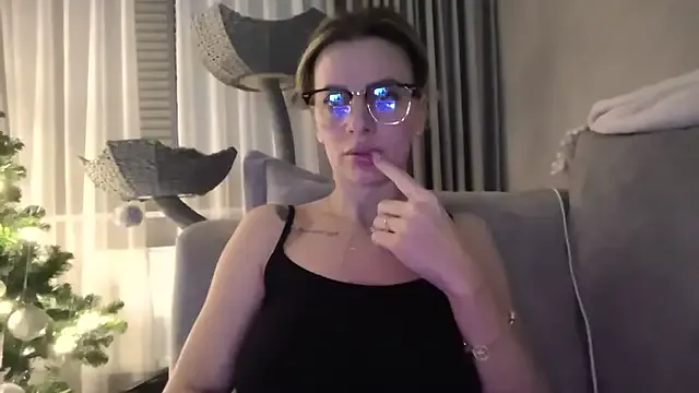 Freechat QuenMonicaUK on StripChat