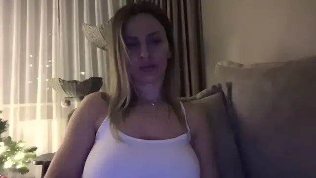 Freechat QuenMonicaUK on StripChat