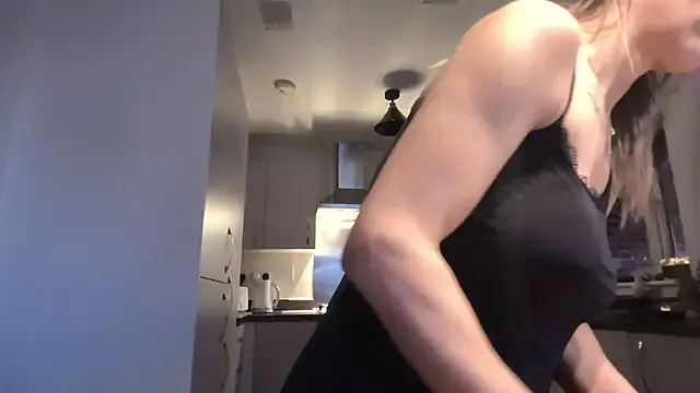 Freechat QuenMonicaUK on StripChat