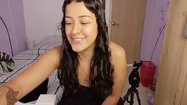 Freechat saribelcute on StripChat