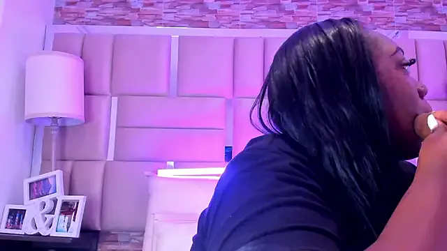 Freechat ShaniaBrownn on StripChat